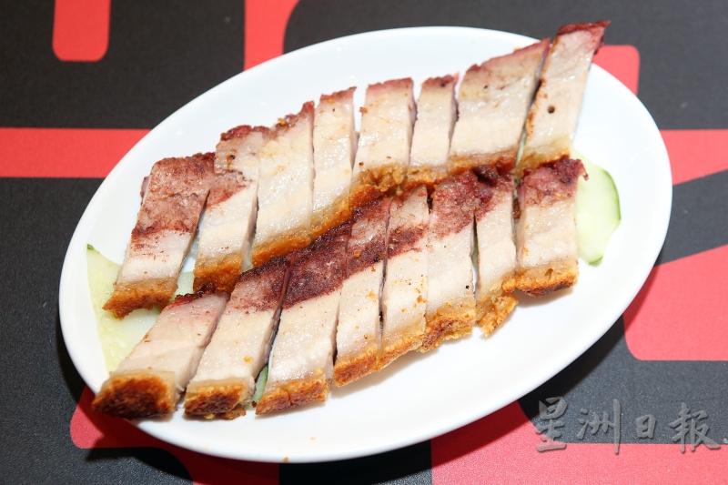 烧肉／RM15（100g）严选本地猪五花肉，肥肉瘦肉层次分明，口感好，肉味甘美，虽然放了一段时间但皮依然卜卜脆。