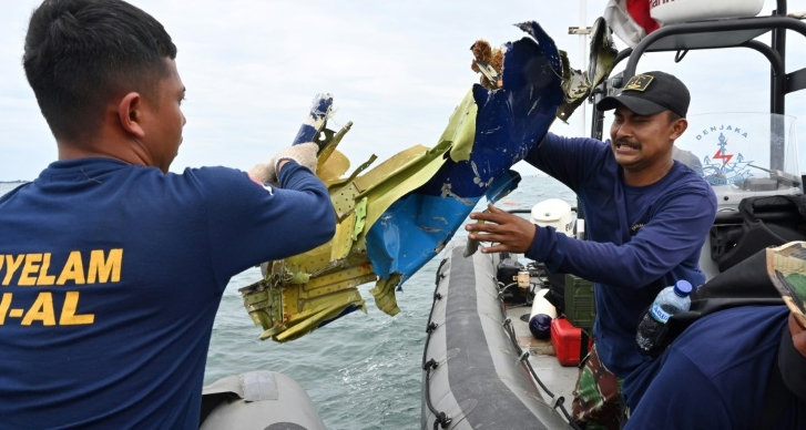 Indonesian Navy divers retrieve wreckage from the Sriwijaya Air Boeing 737-500 aircraft.