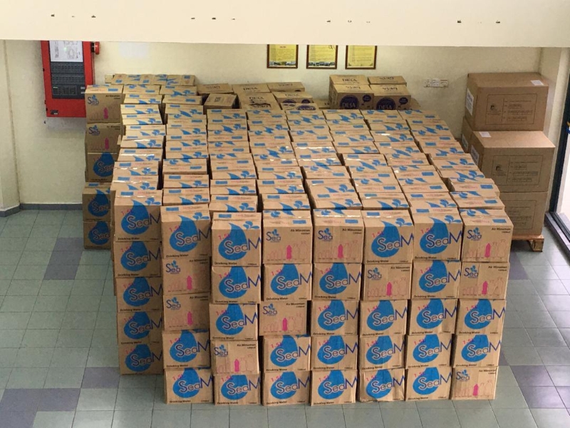500箱饮用水送到槟岛最大的低风险冠病中心。
