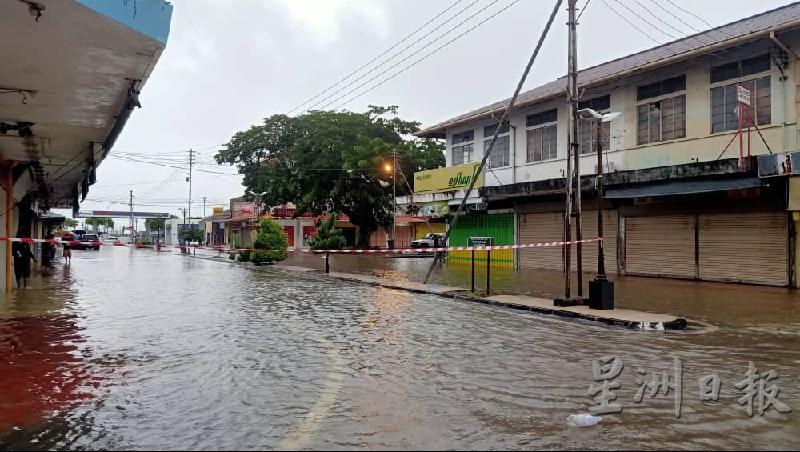 昨晚下起的豪雨，造成古达多个地区在凌晨出现闪电水灾，商家也因店铺被水淹入而蒙受损失。