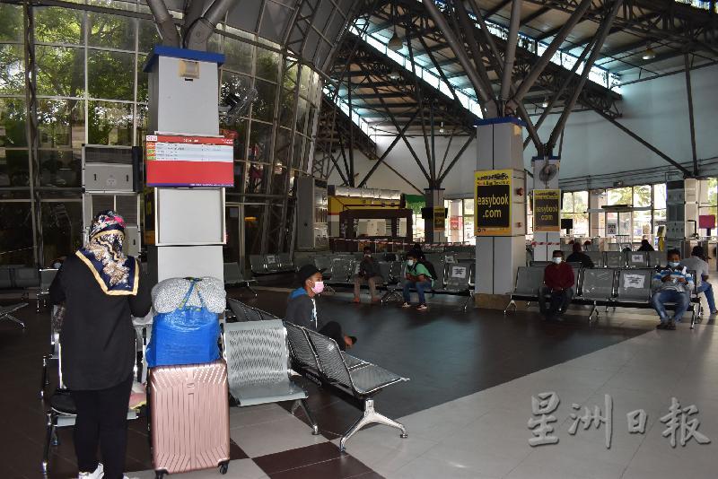 六甲仙特拉车站没有出现返乡人潮，候车厢只有零星的乘客。