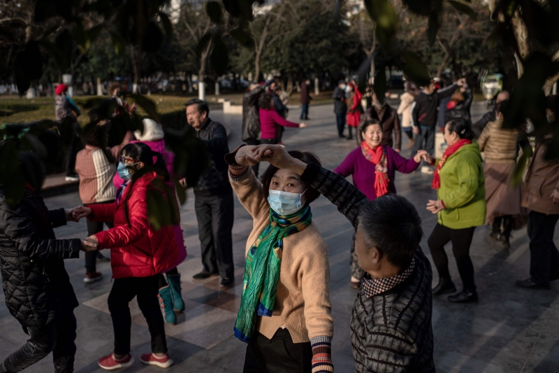 中国当局公告武汉出现第一名冠病死者迄今已满一周年。而武汉市早已解除封锁，恢复各项活动，显得生气勃勃，周一早可见到市内公园挤满了跳广场舞的大妈。（图：法新社）