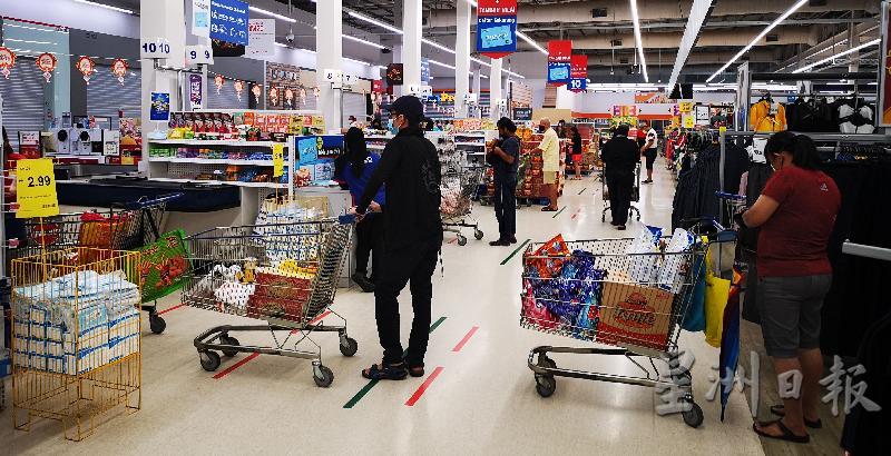 行动管制令2.0前夕，市民纷纷到超市购买日常用品
