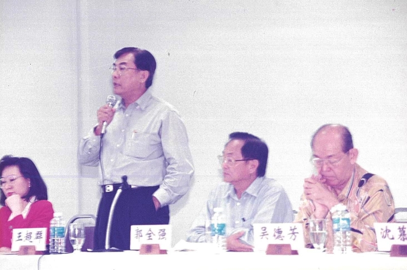 1995年11月19日，当时还是在职华小校长和公务员的王超群（左二），选择站在最前线反对政府通过《1995年教育法令草案》。