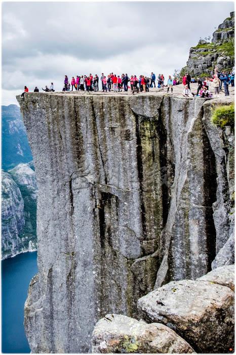 挪威布道石被形容为“地球最可怕的景点”。