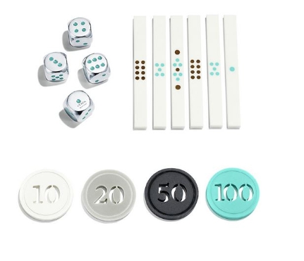 这组麻将还设有80枚黑色、Tiffany蓝色、灰色和白色的四色筹码，4枚珐琅装饰点数的925银制骰子及120支计分棒，满足游戏消遣所需；4个用于存放麻将牌的可拆卸皮革内衬托盘。其他用于存放骰子和计分棒且带有磁扣的皮革收纳盒，长37.6厘米 x 宽10.4厘米 x 高3.8厘米。