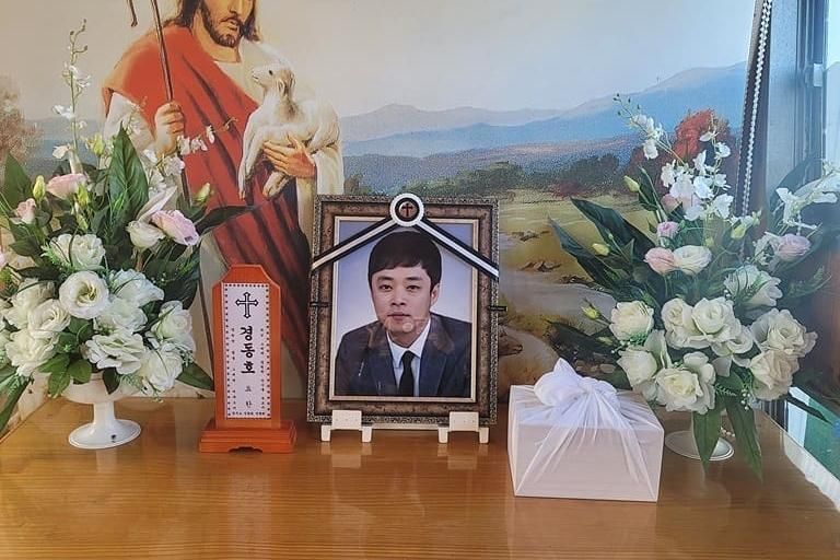 韩国知名主持人景东浩9日出殡后不到6小时，就传出母亲身亡的噩耗，让所有人难以置信。