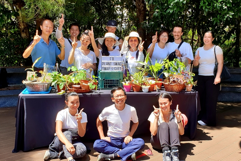 林秀敏（第二排左三）和一群热爱园艺的友人欢庆Plant Swag成立1周年。

