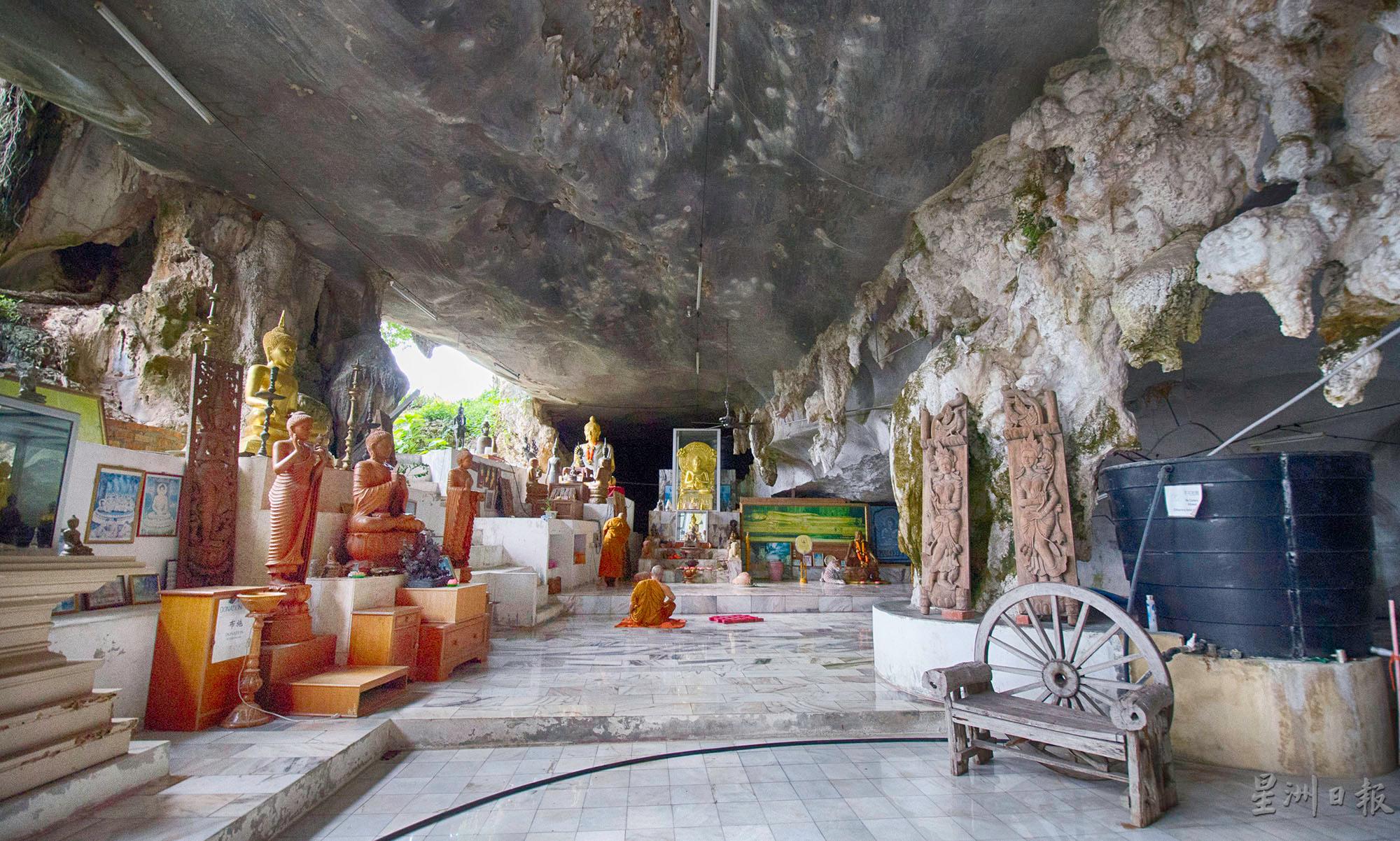 释迦圣法岩是历史悠久的百年洞窟佛教圣地。