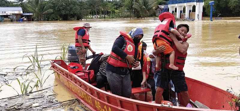 保佛消拯队疏散沿河居住的村民。
