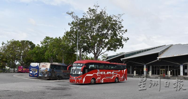 马六甲仙特拉车站一些巴士公司配合行管令2.0，13日起暂停服务14天。