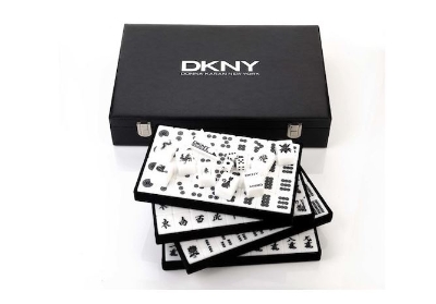 DKNY非卖品麻将  为了吸引大中华区的消费群，DKNY在2012年也推出过麻将，并在设计上反映了品牌的简约格调。麻将采用了黑白两色设计，外盒则采用全黑皮质材料，最特别的是它还设置了广东麻将和台湾麻将两种，是品牌送给消费达一定数额的礼物。