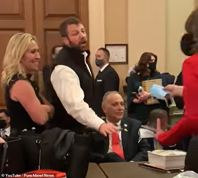 网上流传影片显示，部分共和党议员在躲入间办公室躲避闯入国会的特朗普支持者没有戴口罩。（图：互联网）