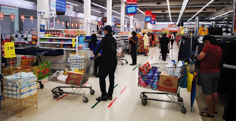 行动管制令2.0前夕，市民纷纷到超市购买日常用品