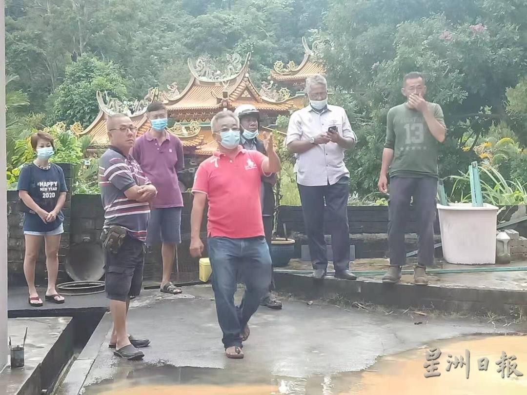 陈文福（中）带领相关政府部门人员巡视大丸区受水灾影响的地方。