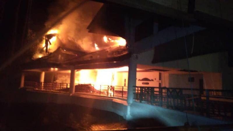 位于浮罗交怡莲花湾（Datai Bay）的安达曼五星级渡假酒店失火，迅速吞噬整座建筑物 。（网上照片）