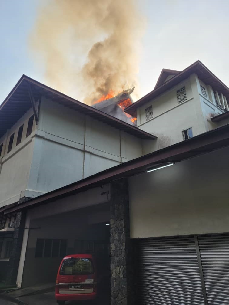 失火建筑物顶端冒出火烟。