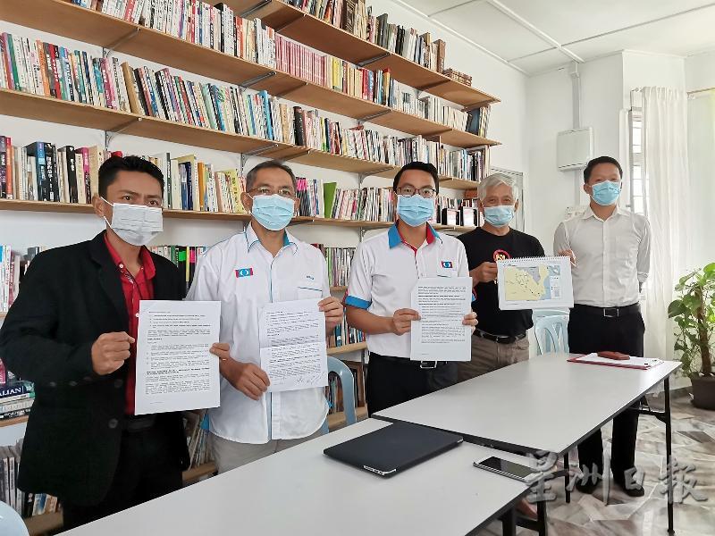赛夫再曼（左起）、祖来迪、李健聪、陈文德及陈俊广在士满慕服务中心召开新闻发布会，促州大臣对彭环境局的书面回答作出回应。