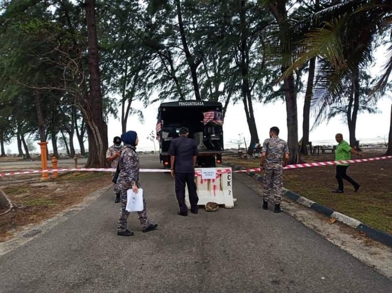 丹州地方政府执法人员，封锁万捷县的旅游景点即依拉玛海滩。