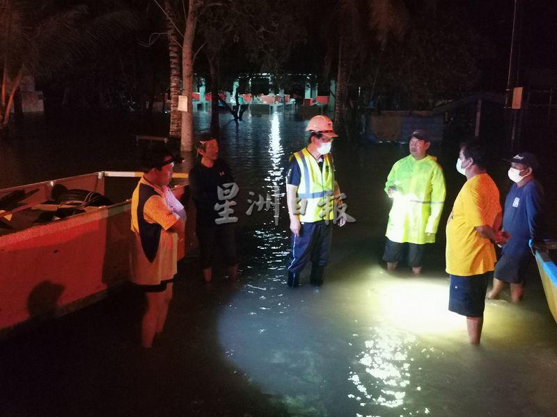 砂交通部长李景胜（左三）前晚接到村民求助，赶到瓜拉峇南峇都刹都了解情况。
