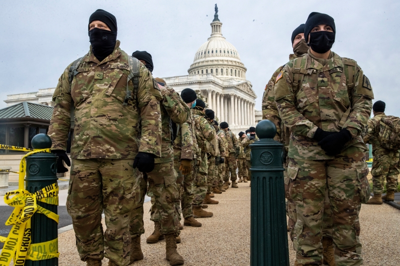 拜登就职典礼期间，多达1.5万名国民警卫队成员将被调配到华盛顿特区。图为在周一，纽约州国民卫队土兵在国会大厦外列队。（图：美联社）