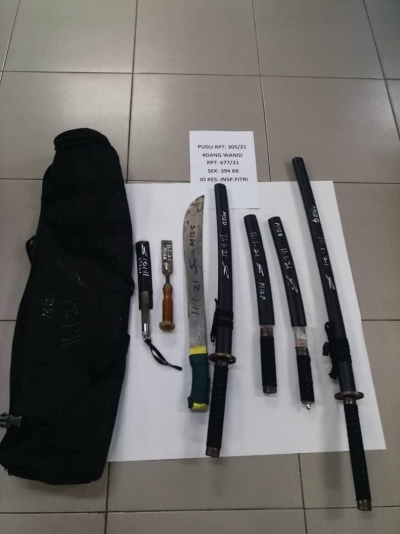 警方起获的5把巴冷刀及武士刀。