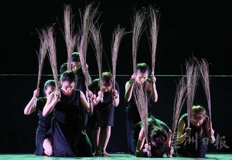 表演艺术占据优势，而且戏剧是语言及肢体艺术结合，属综合性的表演活动，有利于走入马来社会。