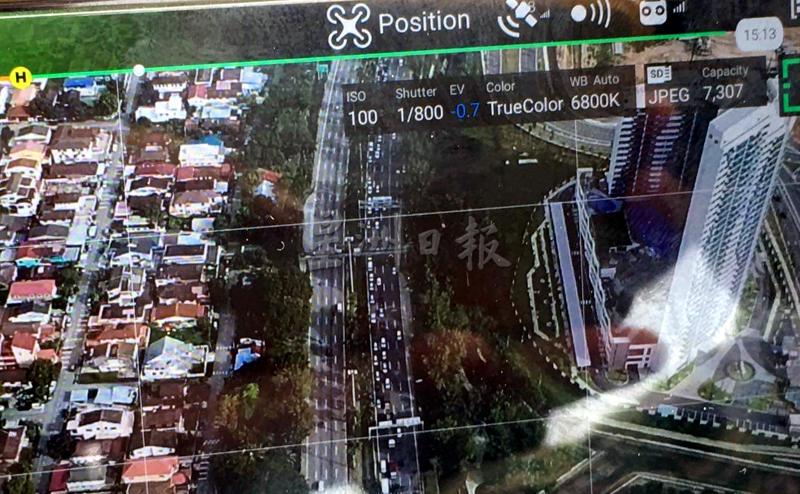 无人机摄录的大道路况，可见牛汝莪往槟大桥方向有车龙。