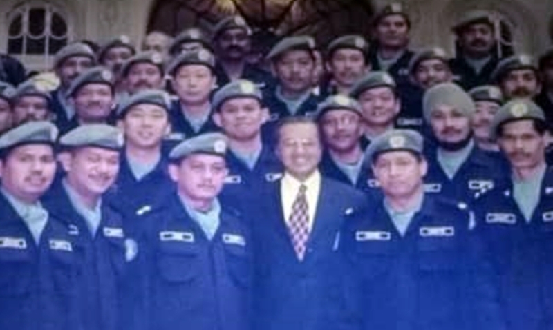 
马哈迪（前排中）出访欧洲，特地花上数小时前往萨拉热窝探望维和部队的大马警官警员，在合照时，梁亚久站在他的身后。