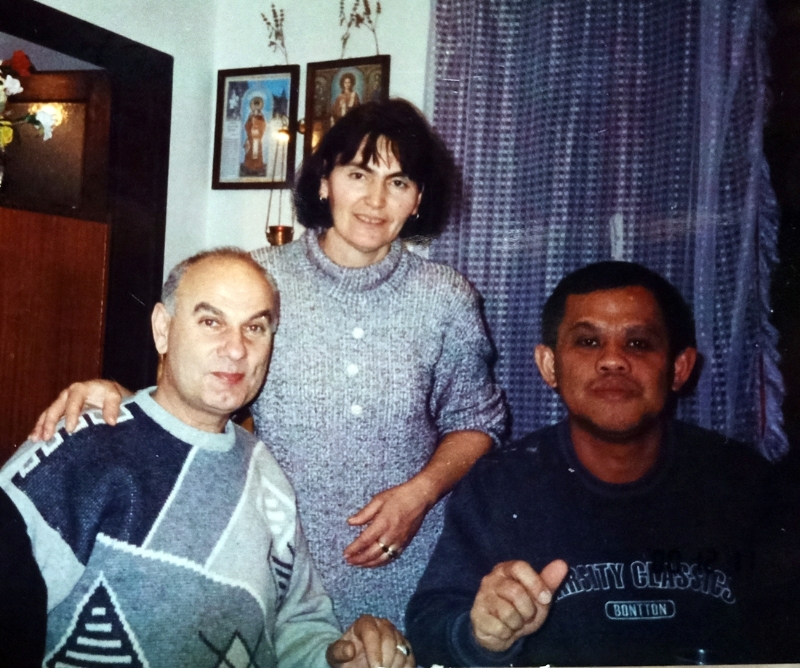 梁亚久（右）曾在米兰（左起）和西维亚夫妇家中住上一年。