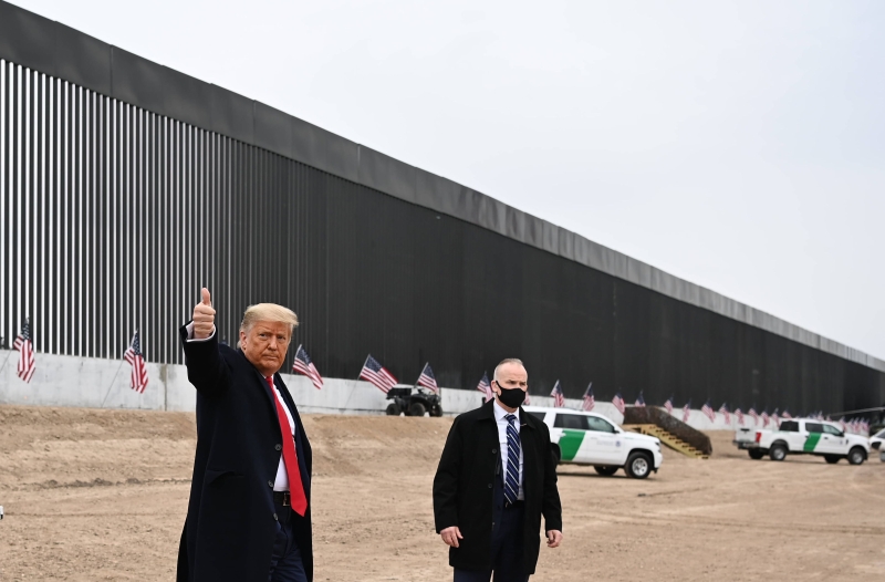 特朗普周二到得克萨斯州美墨边境城市阿拉莫视察边境墙后，竖起姆指。在过去4年中，特朗普多次将修建边境墙视为他的一项主要成就。（图：法新社）