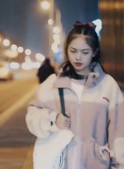 中国生活用品品牌“全棉时代”日前发布卸妆纸巾的广告，未料片中剧情遭人质疑歧视女性，在网路上引起挞伐声浪。　 (微博照片)