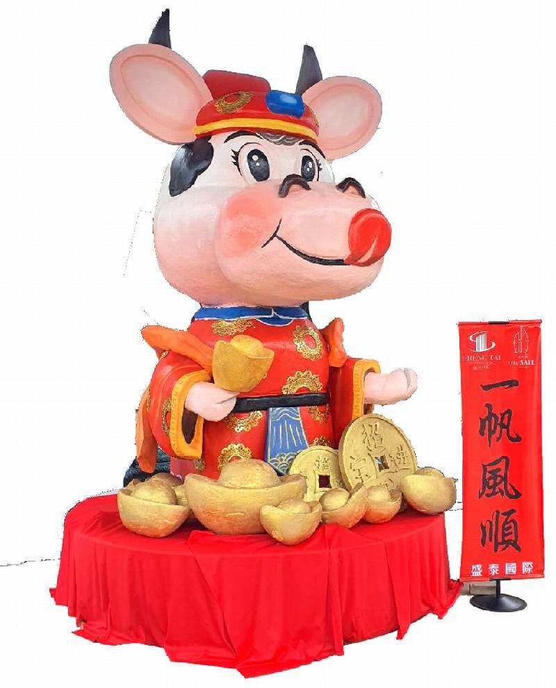 “开运牛”吉祥物共高13尺8寸，以保丽龙、反光漆、金油、铁料及广告塑胶等材料为主。