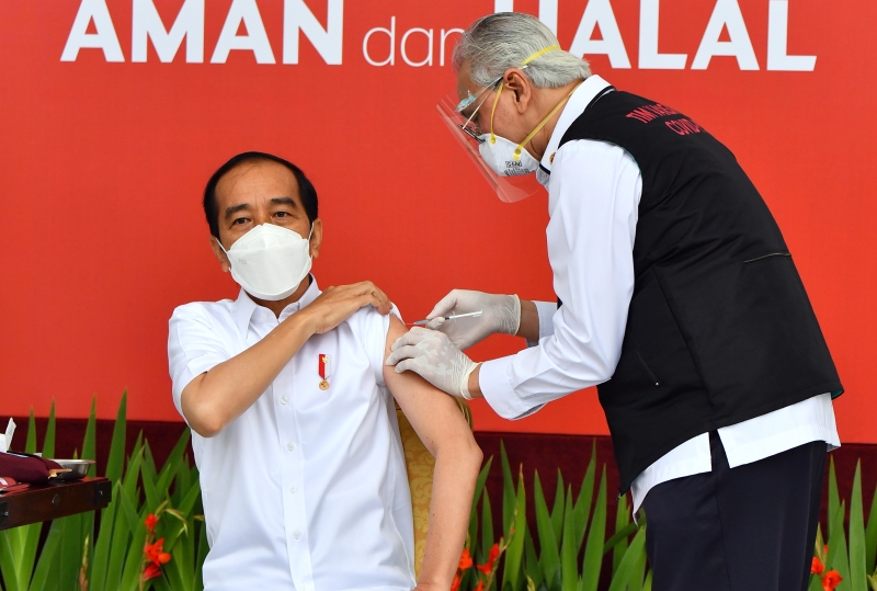 印尼总统佐科威周三上午打第一针冠病疫苗，注射过程在网上直播，以增强印尼公众信心。（图：欧新社）