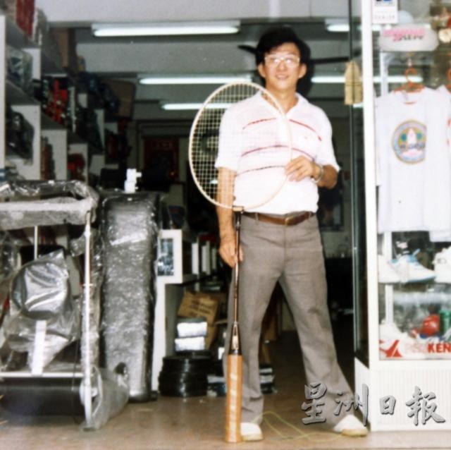 陈添吉热爱羽球，年轻时也打得一手好球，更结交不少羽毛球界的朋友。

