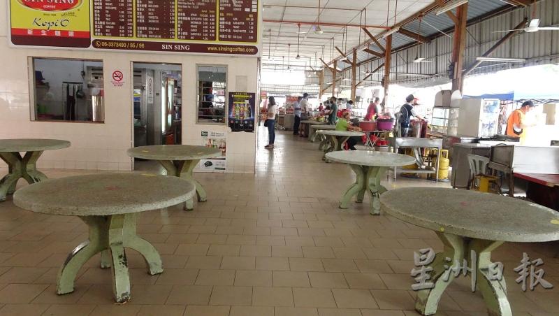 武吉峇汝新河花园小贩中心在午餐时间的人潮亦不多。


