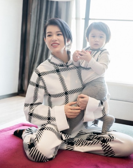胡杏儿工作室在微博分享她上《鲁豫有约一日行》的花絮照，其中一张是她抱着两岁的小儿子李奕霖（Ryan）一起上镜。