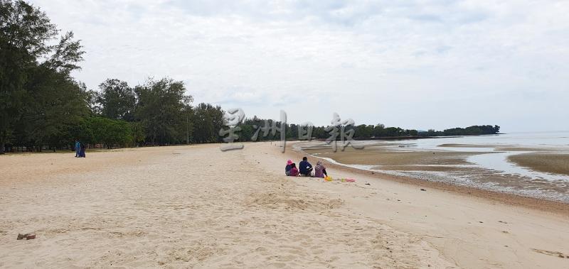 海滩只看见零星的民众走动，并没出现大量州内游客涌入。