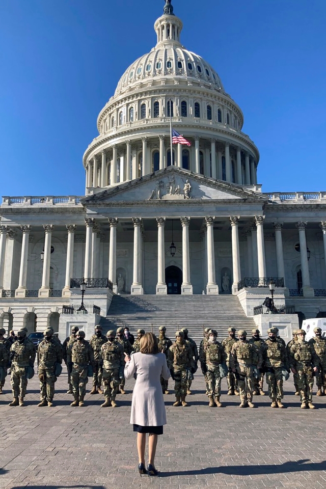 众议院议长佩洛西周三在国会外向特别派驻国会待命的国民警卫队成员说话。（美联社照片）