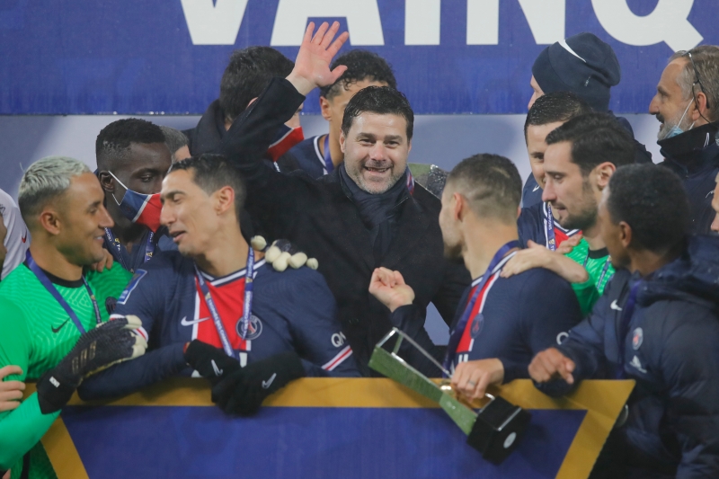 巴黎新帅波切蒂诺（中）在执教大巴黎的第3场比赛就拿下执教生涯首冠，也难怪他赛后会笑得如此开心。（美联社照片）