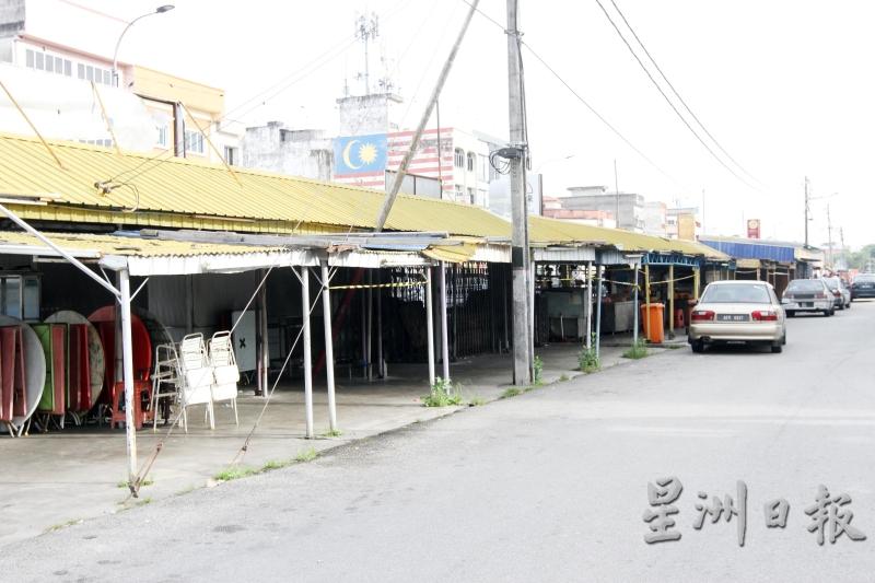 巴生班达马兰新村大街小贩中心在行管令首两天，几乎都没什么小贩开档营业。

