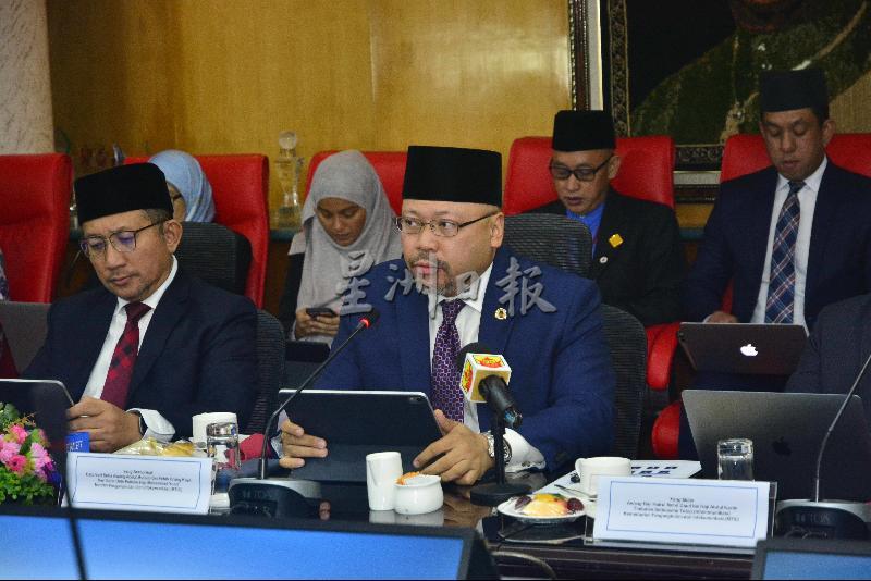汶莱交通及资讯通讯部长穆达利（前排右）发言。
