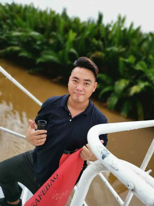 刘峻延当导游时在船上留影。