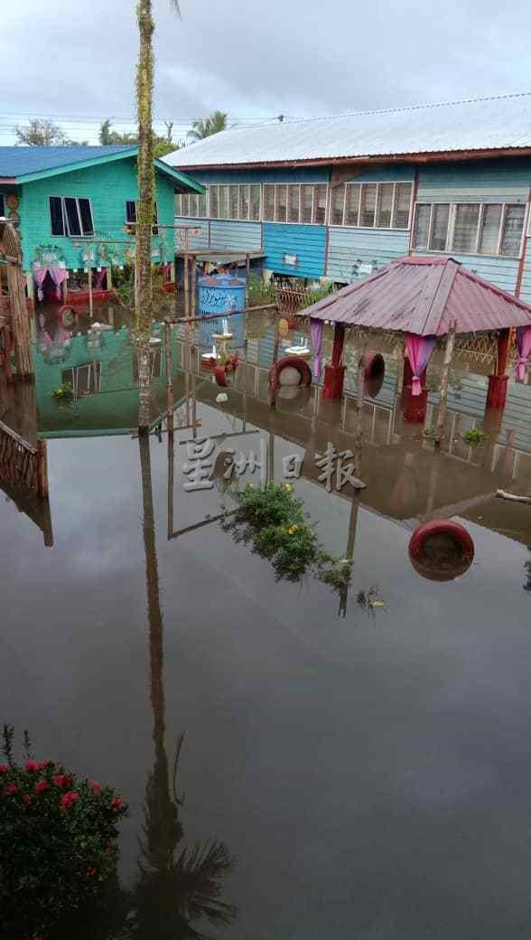 特拉哈国小校园淹水。