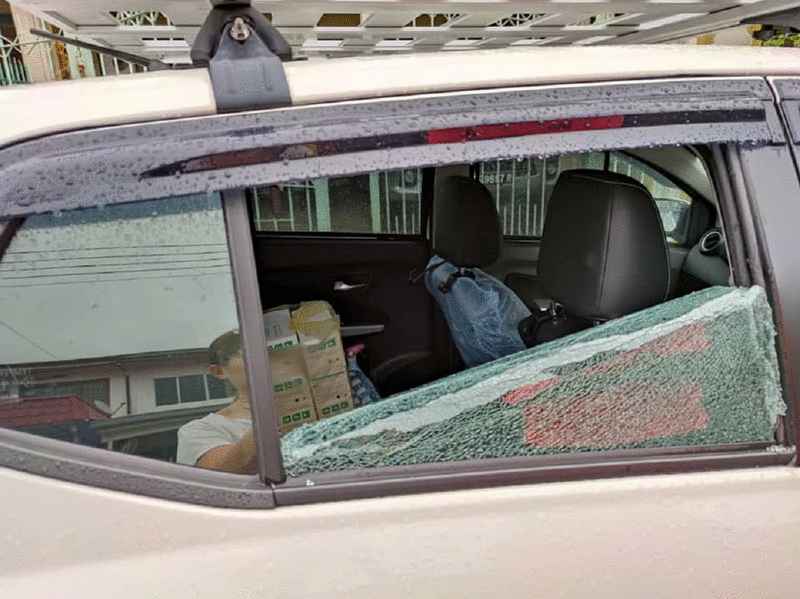 发佳花园周三（13日）晚上发生砸车窗案，车内一个装有多本笔记本及测量工具的背包被偷走。