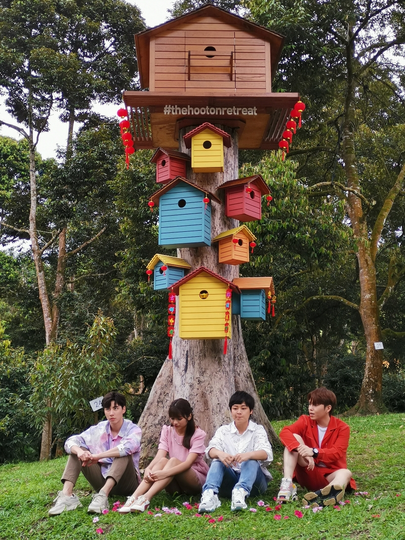 赵洁莹（右二）一手包办作曲与MV的全制作，出动友情及亲情牌，完成团队的首炮之作《微笑幸福年》。
