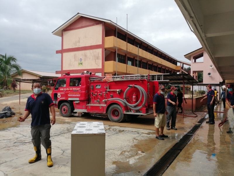 金马扬自愿消防队派出消防车协助清洗明加叻中学走廊范围
