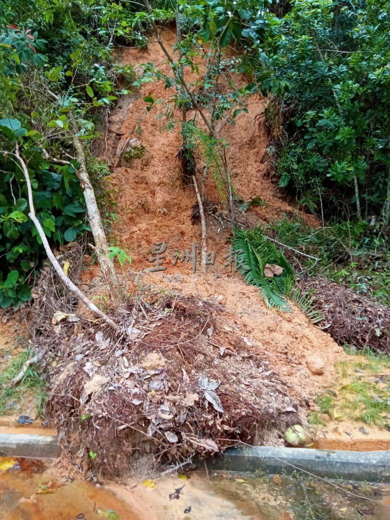 
甘榜本玛丹一所房屋旁的山坡发生山泥倾泻事件。