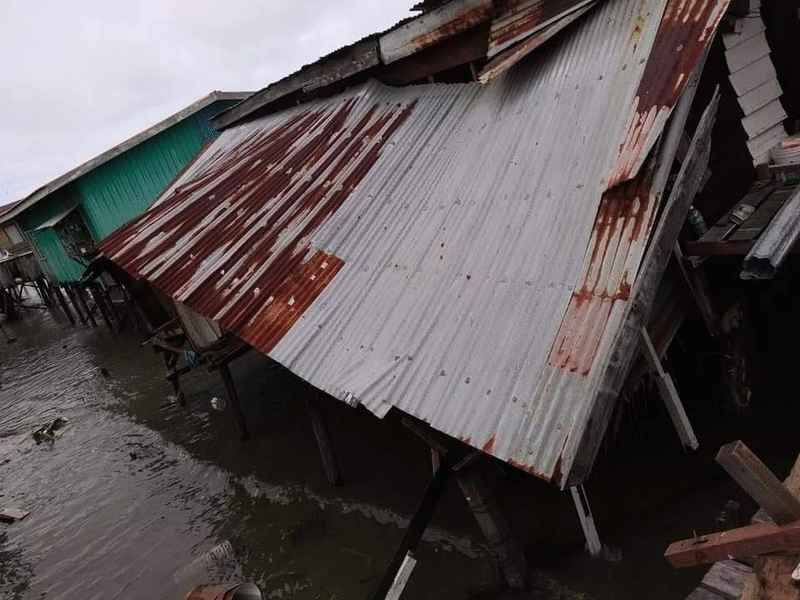 丹绒亚路水上木屋房子不堪大涨潮冲击而倒塌。