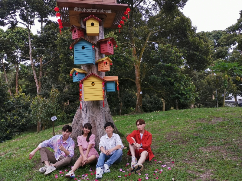 徐凯（左起）、李佩玲、赵洁莹及刘界辉合唱新年歌《微笑幸福年》，MV以“微笑从心出发”为主题，盼能带给大家最纯真的快乐。